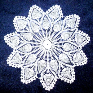 Tapete de ganchillo alemán vintage de mediados de siglo - Hendecagon blanco - 16" de diámetro - Imagen 1 de 2