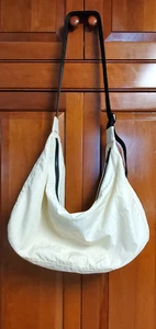 Bolso BAGGU Mediano Nylon Media Luna Marfil Blanco Negro Correa - Imagen 1 de 10