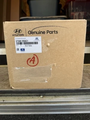 BNIB Hyundai/Kia Alternator 37300-2SGC1 - Image 1 of 4