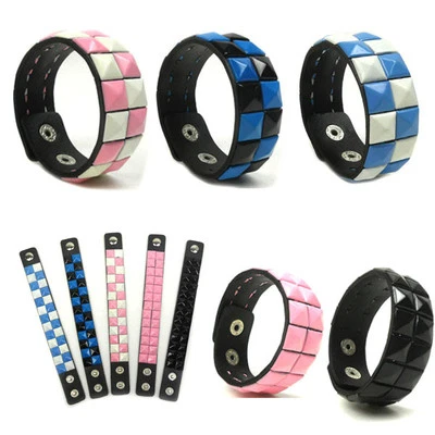 Brazalete de cuero sintético con tachuelas botón ajustable   Foto 1 de 4