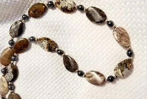 Collar vintage marrón y gris piedra ~ 27" con cierre de cañón - Imagen 1 de 3