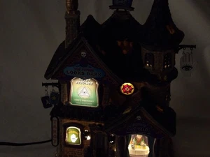 Lemax Spooky Town Villaggio Halloween Il Futuro Sembra Buio 25857 Serena Testato - Foto 1 di 23