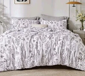  White /Black Comforter ..Queen - Floral ..Bedside Brand - Picture 1 of 2