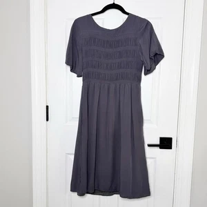 Vestido Roolee Talla M Gris Carbón Fruncido Calado Delantero Hasta la Rodilla Modesto - Imagen 1 de 8