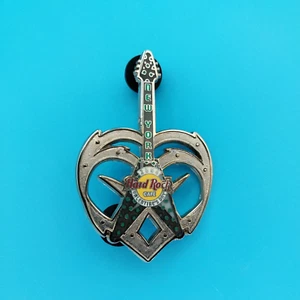Pin de guitarra Hard Rock Café New York Valentine's Day Flying V 2004 - Imagen 1 de 5