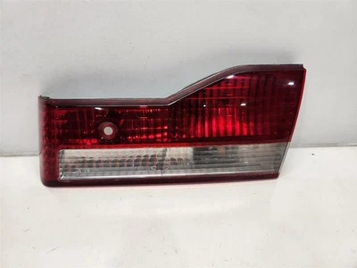 Luz trasera derecha pasajero Honda Accord (sedán) 2001-02 - montada en la tapa Foto 1 de 3