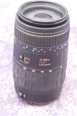 Quantaray 70-300mm f4-5.6 LD Macro Zoom For Canon EF Cameras FOR PARTS OR REPAIR - Image 1 of 4