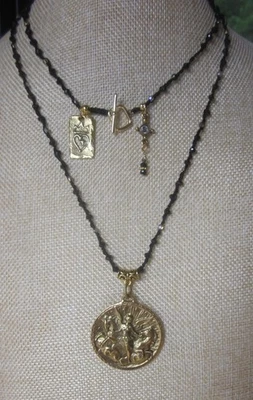 Ángel Dorado con Colgante Caballos Collar Espinela Negra Cristal Checo Princesa Campesina Foto 1 de 4