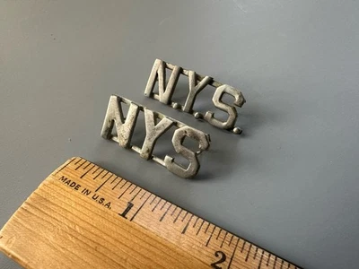 Prendedores de solapa vintage para oficiales de hospitales estatales Creedmoor psiquiátricos del estado de Nueva York Foto 1 de 4