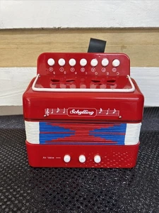 Schylling La Piccola Fisarmonica Rossa Scatola Squeeze per Bambini Strumento Musicale Giocattoli - Foto 1 di 7