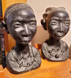 Coppia di superbe teste scolpite in argilla africana da 9" di Flora - Foto 1 di 14