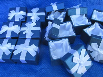 48 cajas de joyería de regalo forradas de satén de calidad azul con cintas blancas 2"x2"x1 1/2" Foto 1 de 4