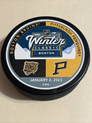 波士顿棕熊队与匹兹堡企鹅队1-2-2023冬季经典纪念品比赛冰球 — 第 1/4 张图片