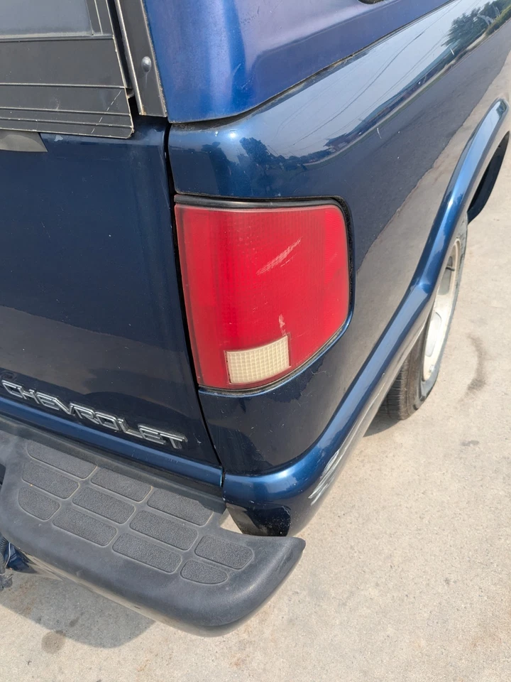 1994-2004 Chevrolet S-10 usado OEM lanterna traseira lateral do passageiro destro - Imagem 1 de 1