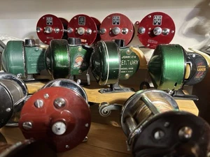 Ein Set aus 4 Vintage Johnson Spin Casting Angelrollen Made in USA - Bild 1 von 5