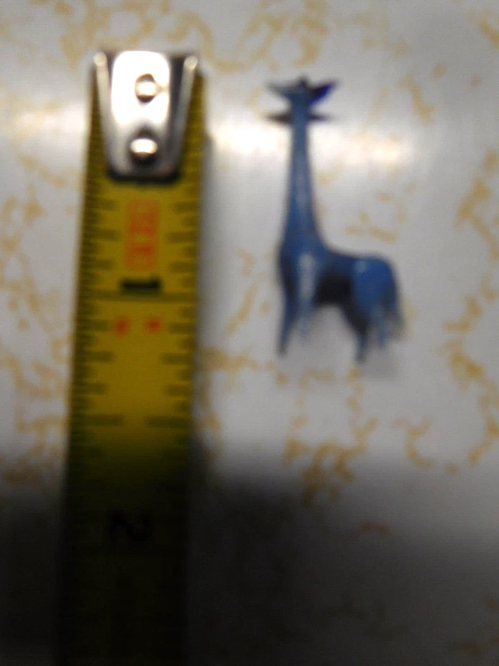 Jirafa de pie de vidrio azul en miniatura Foto 1 de 4