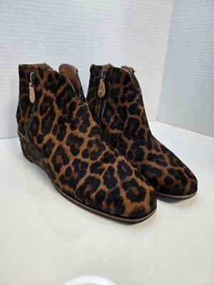 Botines Kenneth Cole estampado de leopardo tacón de cuña  Foto 1 de 4