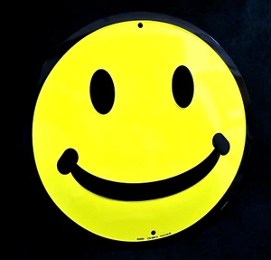 HAPPY SMILE FACE *HECHO EN NOSOTROS* - Letrero redondo de metal en relieve - Hombre cueva garaje bar pub - Imagen 1 de 8