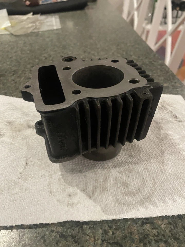 1981 Honda C70 блок - 12101-087-010 - Изображение 1 из 4