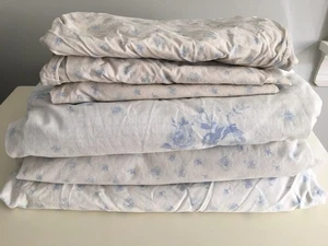 Set lenzuola piatte e aderenti piumone matrimoniale Pottery Barn per bambini blu bianco - Foto 1 di 5