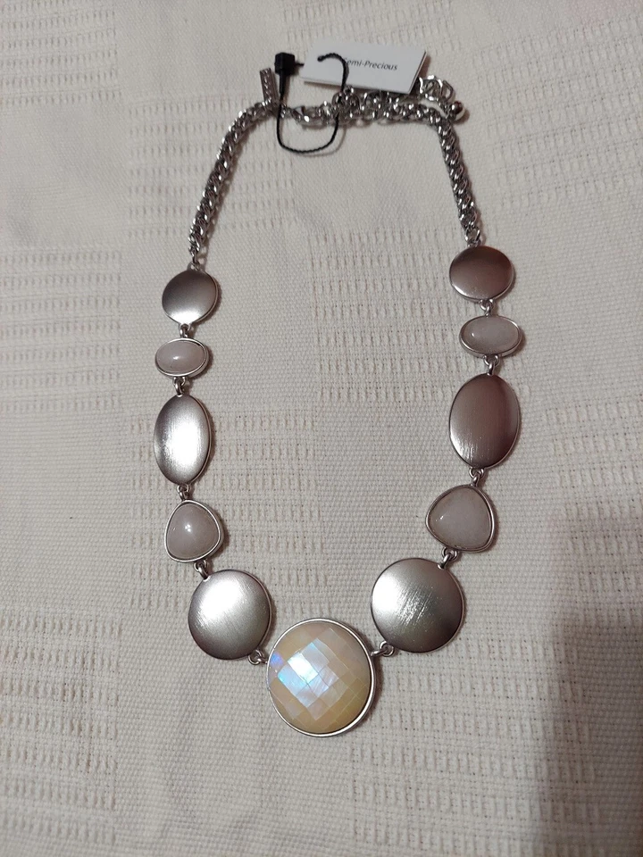 Novo com etiquetas White House Black Market colar tom prata com opala falsa e mãe ou pérola - Imagem 1 de 1