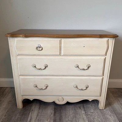 Cómoda pequeña Ethan Allen Country francesa de tres cajones 26-5201-L #646 Foto 1 de 4