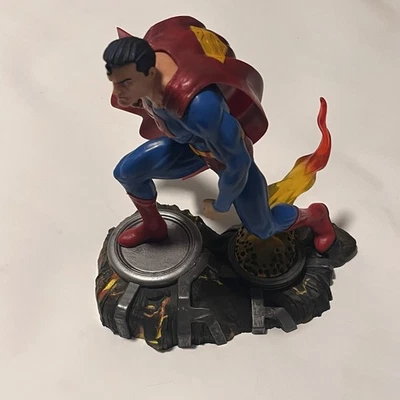 Diamond Select Gallery Diorama Superman 2020 adulto exhibido Foto 1 de 4