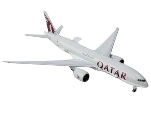 Avión comercial Boeing 777F "Qatar Airways" (A7-BFT) gris con gráficos de cola - Imagen 1 de 3