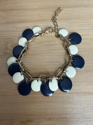 Brazalete colgante punto esmalte azul y crema clip dorado Kate Spade New York Foto 1 de 4