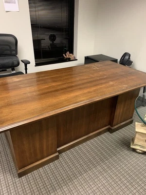Perfect Office Desk For Investors/Traders! - Image 1 of 4