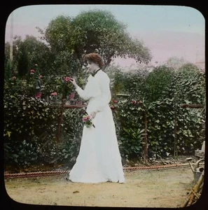 ANTIKES magisches Laternendia DAS VERSPRECHEN DES LEBENS NR3 UM 1910 FOTO FRAU IM GARTEN - Bild 1 von 2