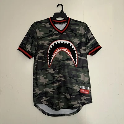 Camiseta deportiva Hudson Outerwear para hombre dientes de tiburón camuflaje cuello en V timbre grande Foto 1 de 4