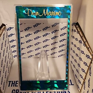 💥Neu Dan Marino Spezial Snap Together Namensschild Kartenhalter mit Ständer💥 - Bild 1 von 3