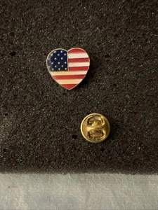 Patriotic Heart American Flag Lapel Pin USA Enamel Gold Tone Brooch Badge Gift - Picture 1 of 3