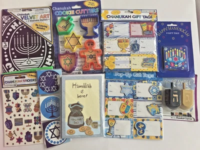 NUEVO - LOTE DE VACACIONES DE HANUKAH/23 - CORTADORES DE GALLETAS, DREIDELS, TARJETAS, ETIQUETAS, ARTE DE TERCIOPELO, VELAS Foto 1 de 4