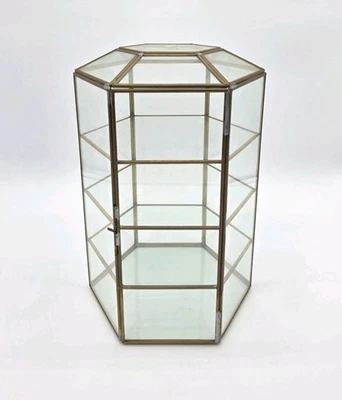 Armário Curio Vintage Latão e Vidro Exibição Hexagonal 4 Camadas Prateleiras Porta Articulada - Imagem 1 de 4