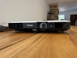Epson EB-1781w 3200 Lumens HD 720p Slimline Portable Projector WiFi HDMI VGA - Picture 1 of 24