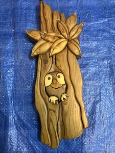 Búho de madera con incrustaciones de 16" único de colección en decoración para colgar en la pared de árbol - Imagen 1 de 5