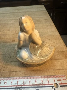 Royal Copenhagen Denmark Porzellan Figur DAUMELSTEINE im Nussschalenbett 4374 - Bild 1 von 7