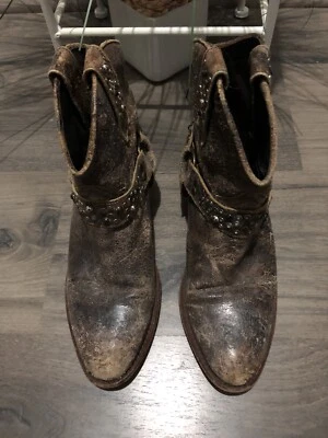 FRYE Mujer Talla 6 Deborah Arnés de Tachuelas Cuero Envejecido Pull On Botas Marrón Foto 1 de 4