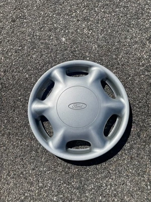 Una cubierta de rueda original Ford Contour 1995 a 1999 tapacubos de 14 pulgadas Foto 1 de 4