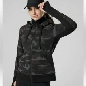 NUEVO CON ETIQUETAS Chaqueta con Capucha Estampada Athleta Triumph Cremallera Para Mujer Pequeña Gris Camuflada Activa - Imagen 1 de 13