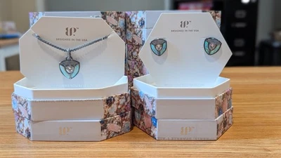 Juego de collar/pendientes Bomb Party octubre 2025 - ópalo blanco lechoso/enchapado en hematita Foto 1 de 4