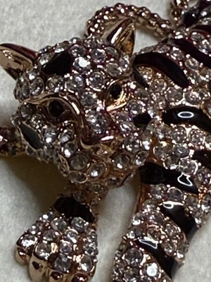 Collar Colgante Tigre Estrás y Esmalte Negro Cadena Tono Rosa Foto 1 de 4