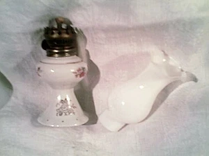 belle petite lampe a meche en porcelaine avec verre blanc  - Imagen 1 de 4
