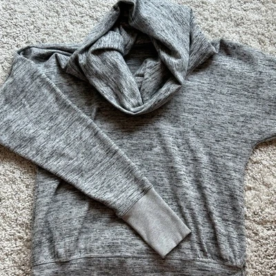Pullover Athleta para mujer XS gris jaspeado capucha cuello sudadera ajustada bolsillos para cadera Foto 1 de 4