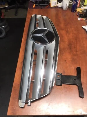 Peça Genuína Usada - Grelha Superior 2008-2014 Mercedes Benz C300 W204 Peça Original - Imagem 1 de 4