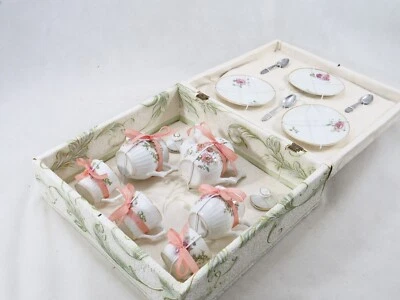 Dinette de poupée service à café en porcelaine en coffret bois 45 x 33 x 13 cm - Immagine 1 di 4