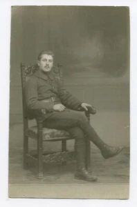 BP742 Fotokarte Vintage Card RPPC Mann Militär Studio Dekor - Bild 1 von 2
