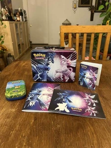 Lote de 200+ cartas Pokémon Dialga Palkia coleccionista Tin Eevee mini carpeta de hojalata - Imagen 1 de 7